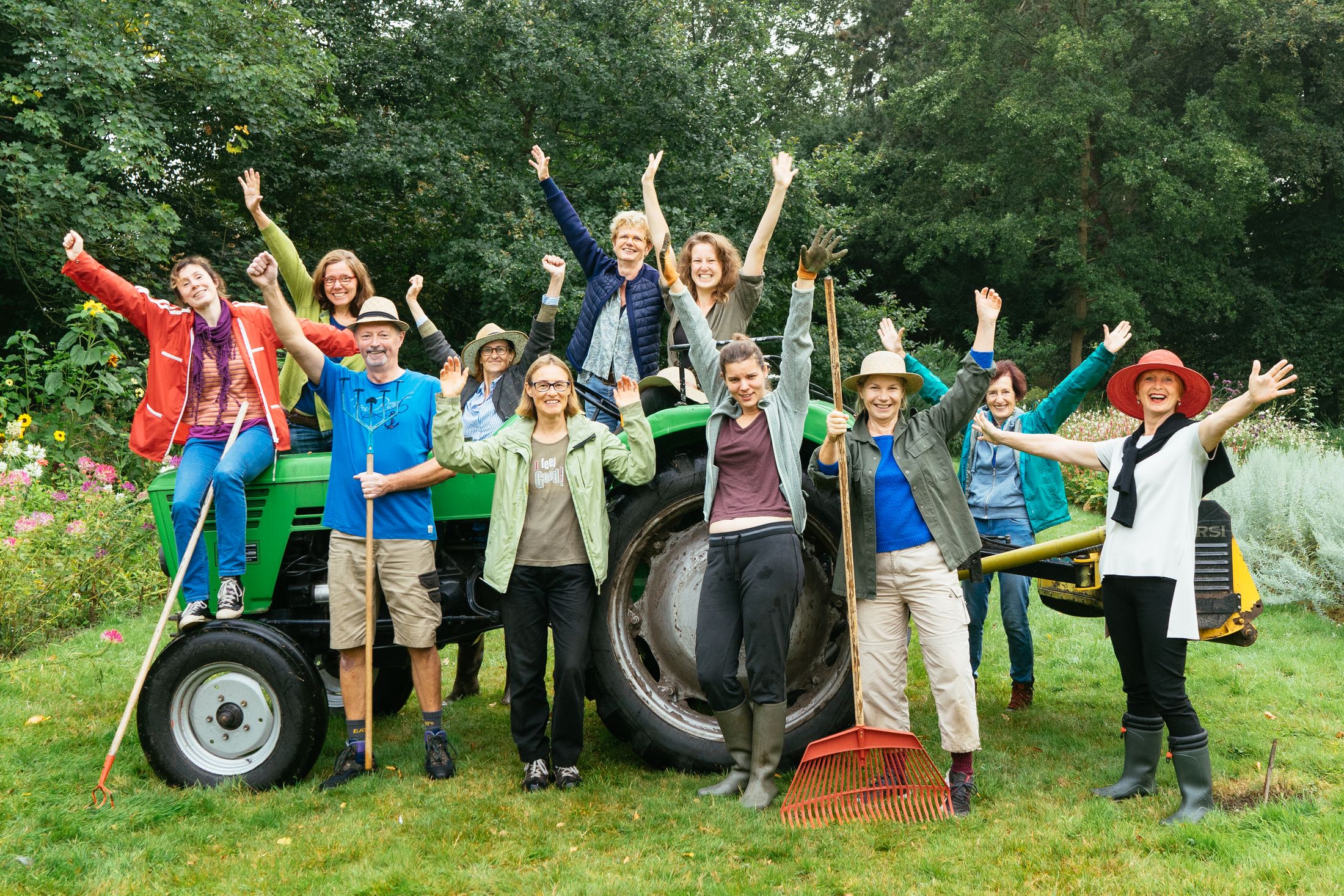Vrijwilligers aan het werk in de tuin van Innengaard